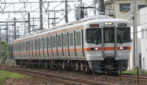 オレンジ帯の列車、疾走