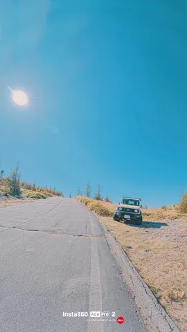夏の山道と白い車