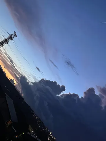 夜の帳が降りる空