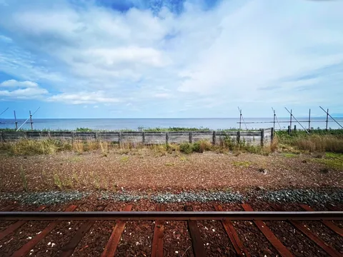 海辺を走る線路、乾いた大地