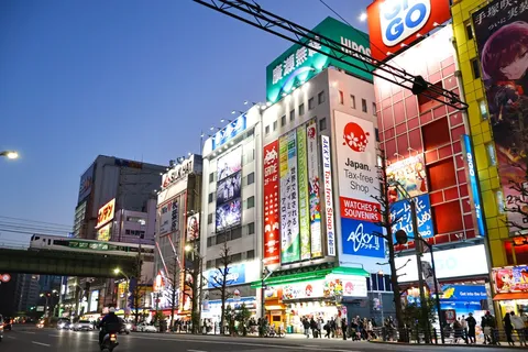 煌めく都市の交差点