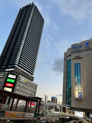 そびえるビルと都市の表情
