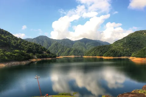 静寂の山間、水鏡に映る空