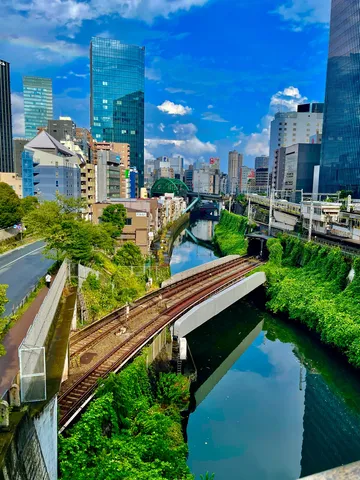 都会の谷を流れる青い川