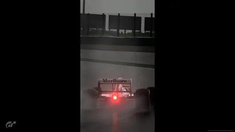 路面を照らす赤い灯火