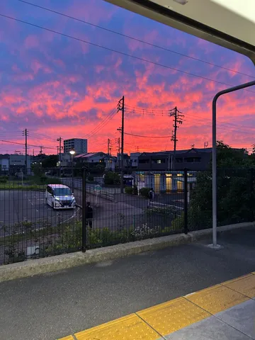 燃えるような空と街の灯り