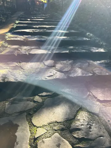光と石畳の階段
