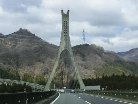 山道にそびえる巨大な橋