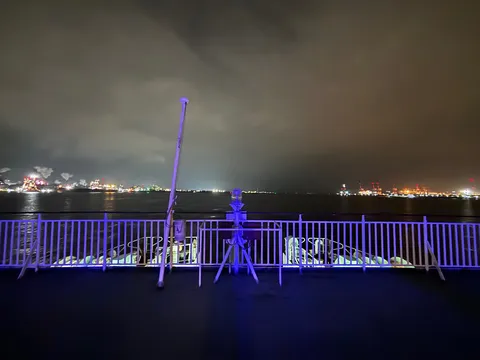 夜風に揺れる港の明かり