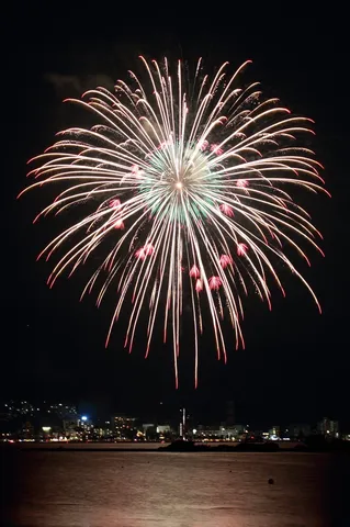 夜空と水面に広がる花火の余韻
