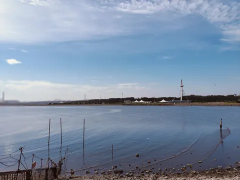 空と水辺の穏やかな午後