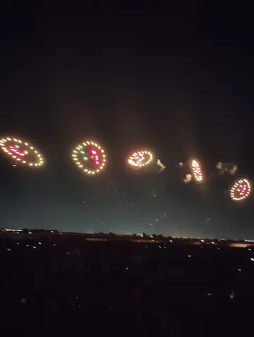 夜空を彩る光の輪っか