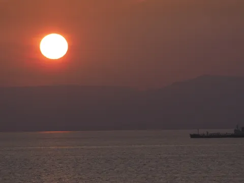 茜色の海と静かな船出