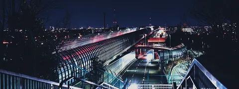 光の流れる都市の夜