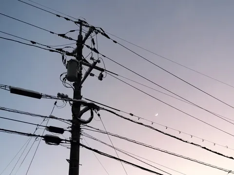 電線越しの月と夕景