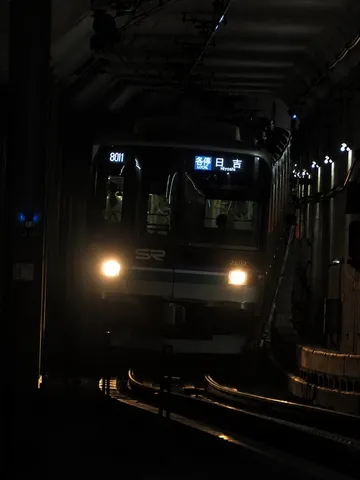 トンネルを抜ける日常の光景