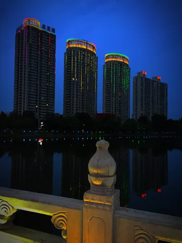 夜の水面に映る彩光ビル群