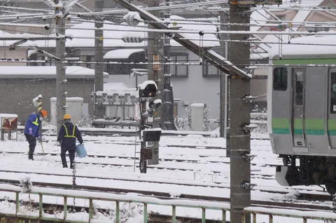 雪景色の中、作業員さんが奮闘中