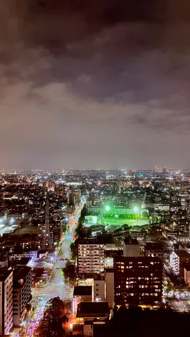 雲の下のネオン都市