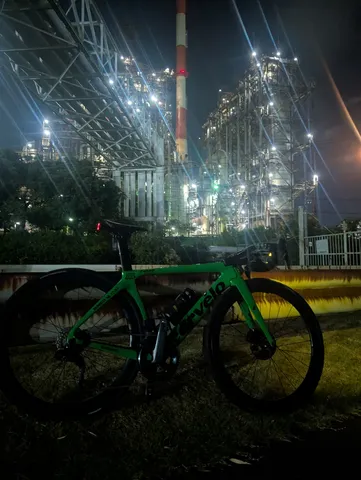 工場夜景とロードバイクの疾走感