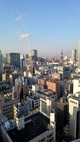 都会の空と広がる街並み