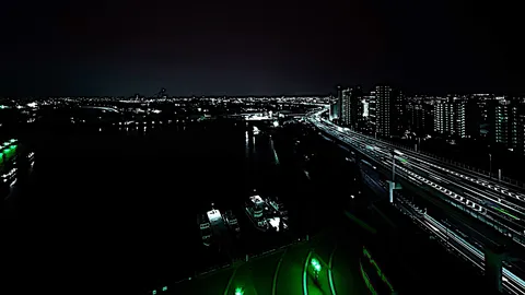 夜景に溶け込む都市の光