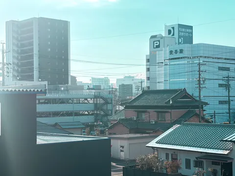 都会の静かな対比