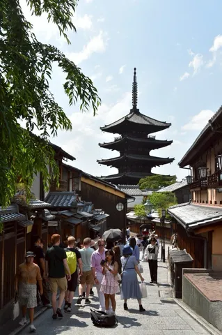 古都の坂道、五重塔を仰ぎ見て