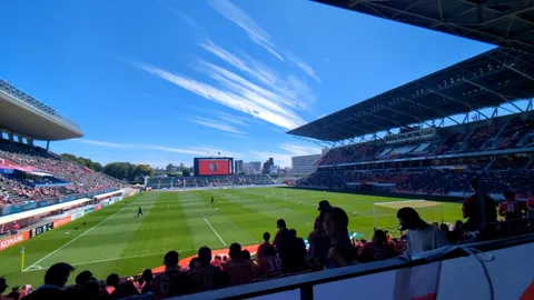 青空とスタジアムのコントラスト