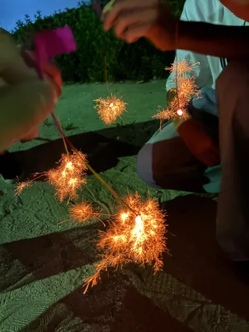 夜風に揺れる花火の火花