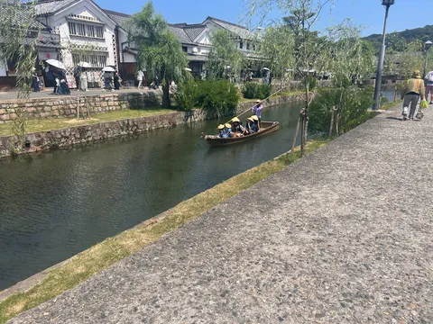 風情あふれる水路を舟でゆく
