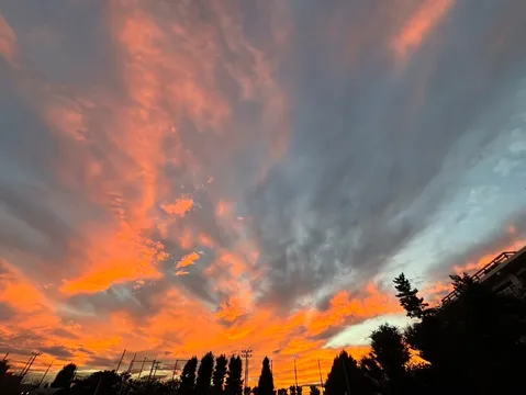 燃えるような空、静かな夜景