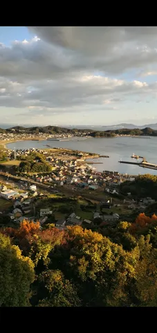 夕暮れの港町、秋の彩り