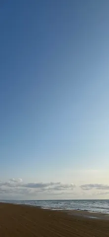 広がる青空と海辺