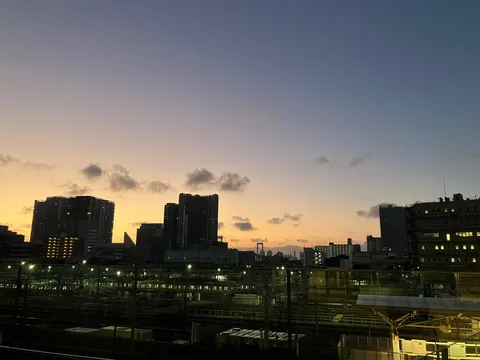 都会の黄昏、電車区の灯り