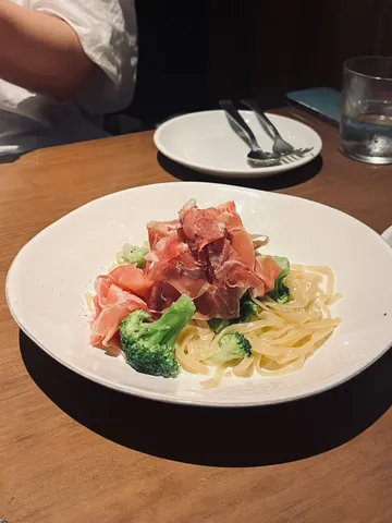 生ハムとブロッコリーのパスタ