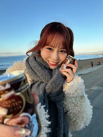 冬の海辺でココアタイム