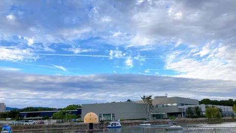 水面と空、午後のひととき