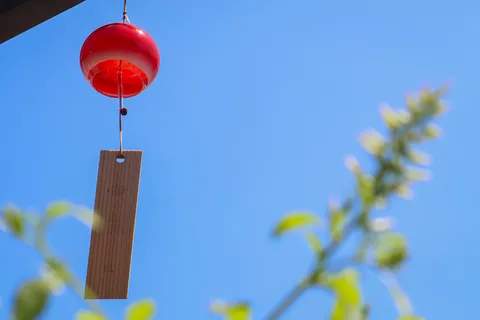 青空に揺れる赤い風鈴の記憶