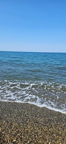静寂を湛える、海辺の砂利道