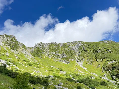 青と緑の山影の静寂