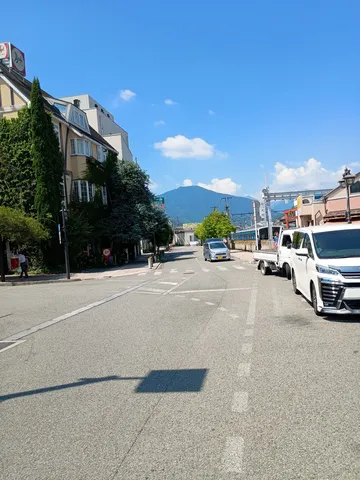 光と影が交差する街角