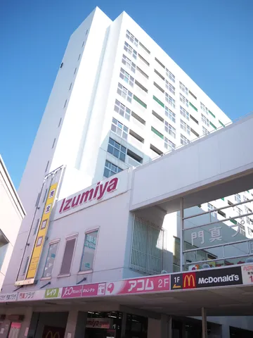 空と建物のコントラスト