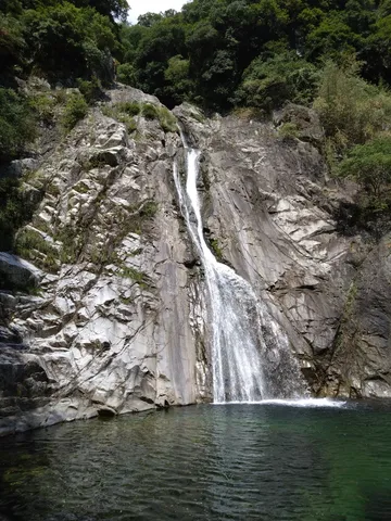 岩肌を滑る水の軌跡