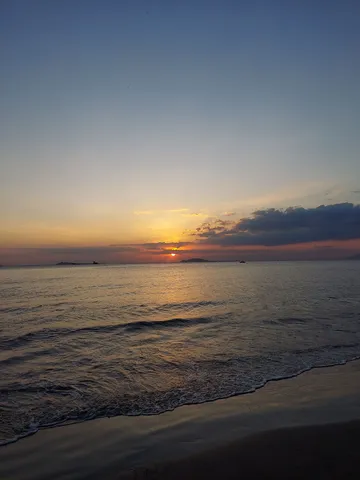水平線に溶ける夕陽