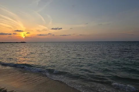 夕暮れの海岸、静かな波音