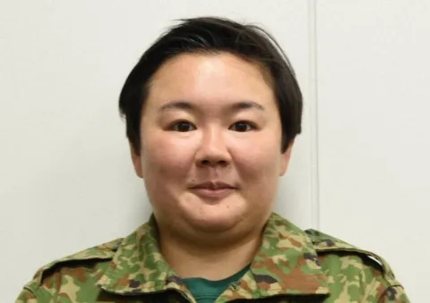 迷彩服に秘められた静かな眼差し