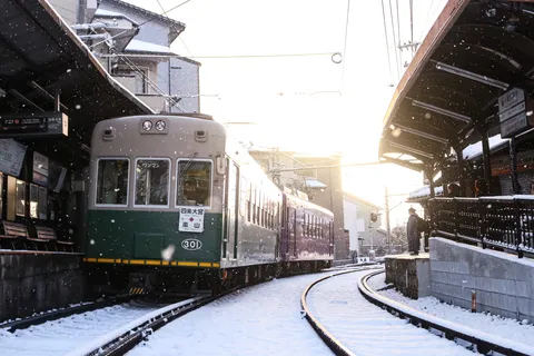 雪が舞う、光差すホーム