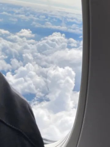 雲の窓辺で描く旅の記憶