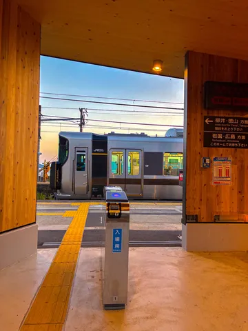 木の駅舎と列車の残光